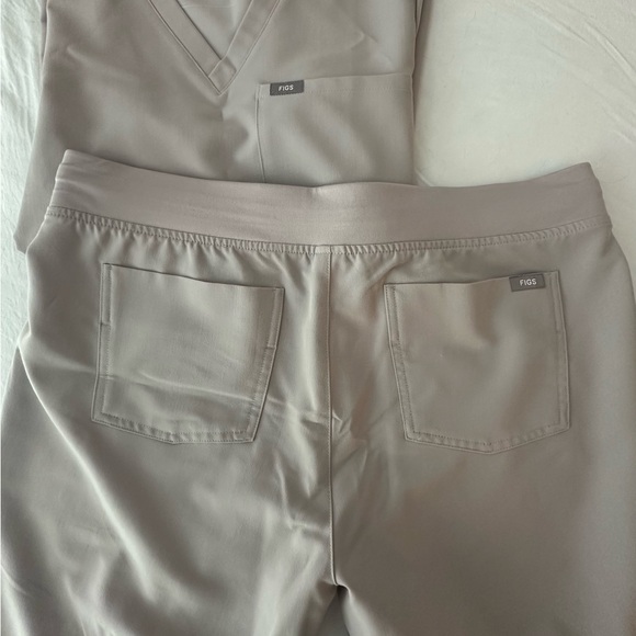 NEW - Figs Women's Scrub Pant and Top in Slate - Picture 2 of 6